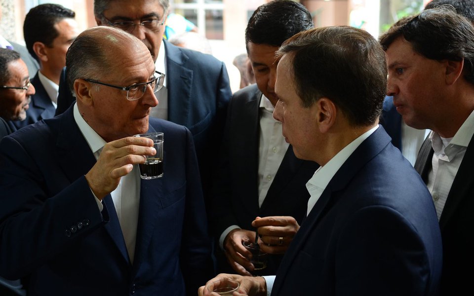 Traído pelo seu pupilo, João Doria, que abandonou São Paulo para tentar obter a indicação do PSDB para uma candidatura a presidente, o governador Geraldo Alckmin disse nesta segunda-feira, 4, que o "novo" na política é quem fala a verdade e defende o interesse coletivo; "Primeiro, é falar a verdade. Olhar nos olhos e as pessoas poderem acreditar. Segundo, é defender o interesse coletivo, que é órfão. As corporações tomaram conta do lado estatal e do privado. Os dois lados perdem", disse Alckmin