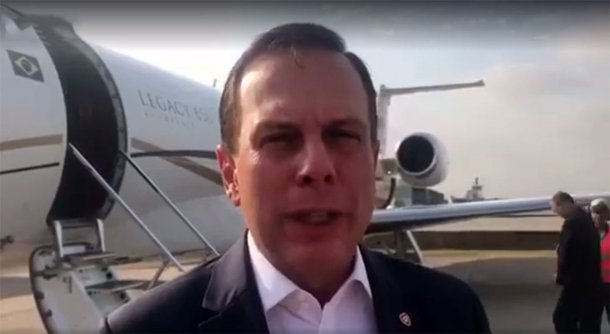 O prefeito de São Paulo, João Doria, se vangloria de viajar em seu jatinho e não onerar as contas públicas quando viaja pelo país; mas Viajandoria precisa explicar se o jatinho é dele ou da empresa do filho; se a segunda opção é verdadeira, Doria precisa esclarecer se os impostos da transferência do avião para a empresa do filho foram pagos ou foram sonegados, questiona o jornalista Fernando Brito, do blog Tijolaço