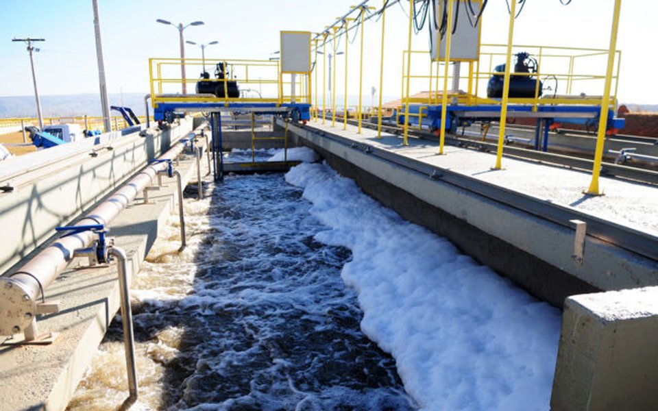 A primeira Estação de Tratamento de Esgotos de Águas Lindas (GO) foi inaugurada; entre os benefícios está a preservação da qualidade da Bacia do Rio Descoberto, responsável pelo abastecimento de 65% da população do Distrito Federal; as obras foram iniciadas em 2013; capacidade de atendimento será de cerca de 135 mil habitantes nessa primeira etapa, podendo chegar a 270 mil, caso seja necessária ampliação; a unidade será operada pela Caesb e Saneago