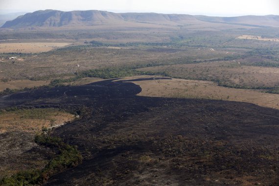 Choveu na tarde desta sexta-feira na região da Chapada dos Veadeiros, em Goiás, mas segundo o chefe do Parque Nacional da Chapada dos Veadeiros, Fernando Tatagiba, a chuva não atingiu a área que pega fogo; "De todo modo, como a temperatura baixou e umidade subiu, as condições melhoraram para o nosso trabalho", diz Tatagiba; a previsão do Instituto Nacional de Meteorologia (Inmet) é que a chuva aumente no final de semana