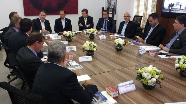 O prefeito Edvaldo Nogueira participou da primeira reunião da Diretoria Executiva da Frente Nacional de Prefeitos (FNP), em São Paulo; encontro ocorreu no gabinete do prefeito da capital paulista, João Doria, que é vice-presidente de Relações Institucionais da entidade; no encontro, os gestores municipais discutiram o protagonismo das cidades, os mecanismos de aprimoramento da conectividade nos municípios brasileiros e a atualização da lei relacionada às parcerias público-privadas