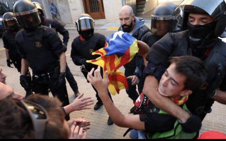 Porta-voz da Comissão Europeia, Margaritis Schinas, afirmou que o referendo pela independência da Catalunha foi ilegal, mas acrescentou que a violência não pode ser nunca um instrumento político; "Na Constituição espanhola, o voto de ontem na Catalunha não era legal. Para a Comissão Europeia, como o presidente Jean-Claude Juncker reiterou repetidamente, esse é um assunto interno da Espanha, que deve ser tratado em linha com a ordem constitucional espanhola", disse; mais de 800 pessoas ficaram feridas nos confrontos com a polícia