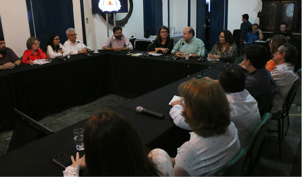 Em encontro com especialistas da área de saúde, o prefeito de Fortaleza, Roberto Cláudio (PDT), anunciou a liberação de R$ 500 mil para o desenvolvimento de pesquisas sobre Chikungunya. As ações objetivam promover melhorias no manejo clínico diante das ocorrências