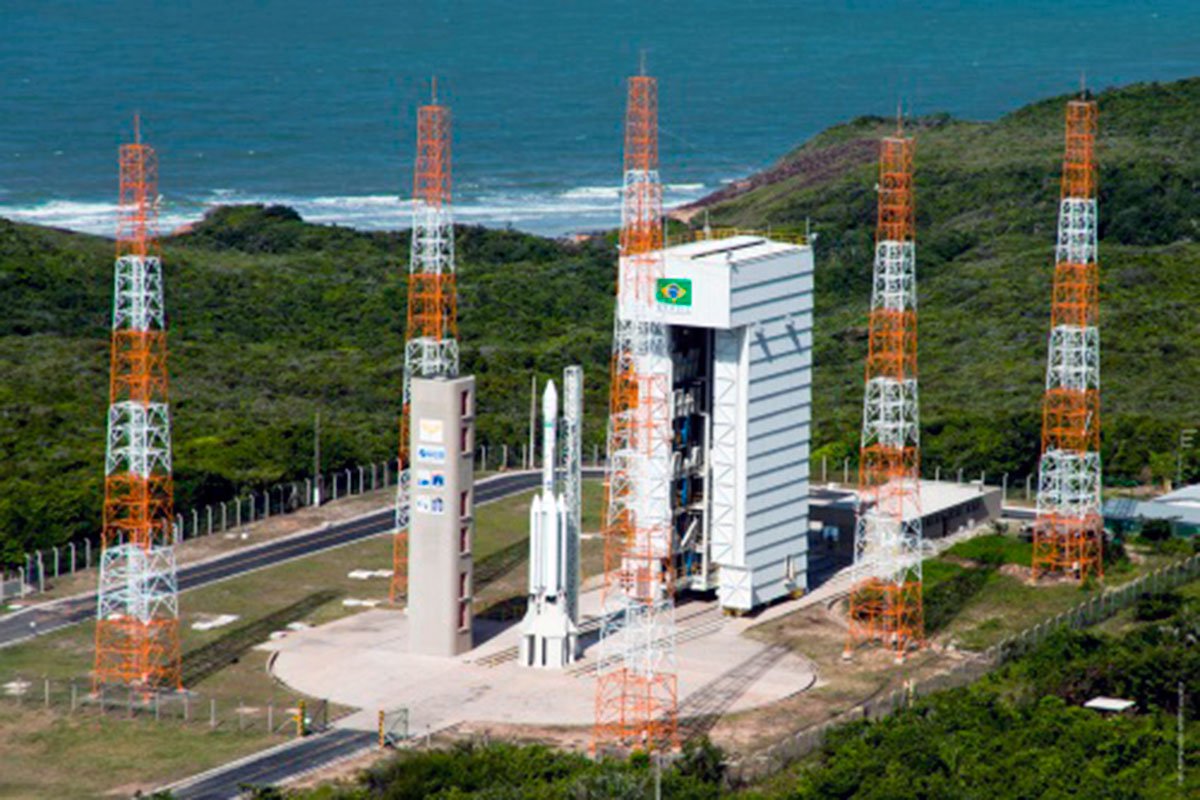 Ministro da Defesa do Brasil, Raul Jungmann, falou com exclusividade à Sputnik Brasil sobre as perspectivas de acordos com Moscou no âmbito da aguardada visita do chefe do Estado Maior e do ministro da Defesa russo; "Nós estamos retomando Alcântara. Já estamos com a minuta de um novo acordo de salvaguardas e alguns países têm manifestado interesse, dentre eles a Rússia, mas também Israel e EUA, e é possível que outros países mais. E o Brasil também, empresas brasileiras manifestaram interesse em participar, o que é ótimo", disse Jungmann à Sputnik Brasil