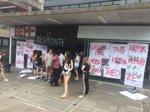O Sindicato dos Professores do Estado do Rio Grande do Sul (Sinpro-RS) questionará judicialmente a alteração da grade curricular de alguns cursos e as demissões anunciadas pela direção da UniRitter; as demissões pegaram professores e estudantes de surpresa; de acordo com Amarildo Cenci, integrante da direção estadual do Sinpro-RS, a alteração curricular foi um pretexto para reduzir o número de horas-aula por turno dos professores; Cenci observou que, no início deste ano, o sindicato ingressou com uma ação judicial questionando essa prática de alteração do número de horas por turno; segundo ele, essa ação foi vitoriosa e a UniRitter foi proibida de fazer o que está fazendo agora