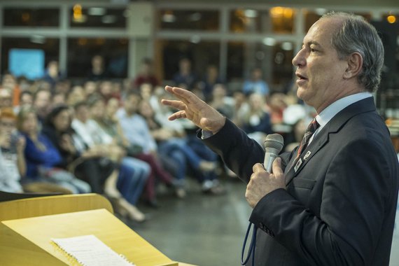Em discurso em São Luís, no Maranhão, neste sábado, o presidenciável Ciro Gomes (PDT) denunciou ao povo o "entreguismo" de Michel Temer, e disse que o peemedebista deu R$ 1 trilhão às multinacionais do petróleo; Ciro criticou ainda "a grande mídia", que segundo ele, "esconde a verdade do povo"; "Temer deu um trilhão de reais. Essa governança que tomou o poder no Brasil distribuiu isso tudo para as multinacionais do petróleo, e ninguém tem direito de saber, porque a mídia comprada não deixa que o povo conheça"