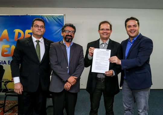 O governador Renan Filho assina, nesta sexta-feira (17), a concessão de incentivos para três diferentes empresas; os benefícios vão garantir a instalação da indústria New Plast Indústria e Comércio de Embalagens; a RM Oliveira, empresa alagoana especializada na fabricação e comercialização de tintas, texturas e massas contará com incentivos fiscais e locacionais; também haverá autorização para renovação de benefícios para a Multinacional Pepsico