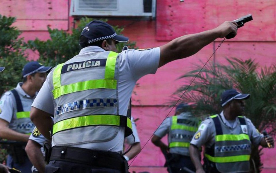 Secretário de Segurança Pública e da Paz Social do Distrito Federal (SSP-DF), Edval de Oliveira Novaes Júnior, disse que os policiais que utilizaram armas de fogo durante a manifestação de ontem já foram identificados e o inquérito policial já foi aberto; "A regra é a utilização de armamento não letal e de uso progressivo da força. Isso foi uma exceção, não estava previsto (o uso de arma letal) e estamos apurando rigorosamente", disse, afirmando que estes policiais serão responsabilizados
 