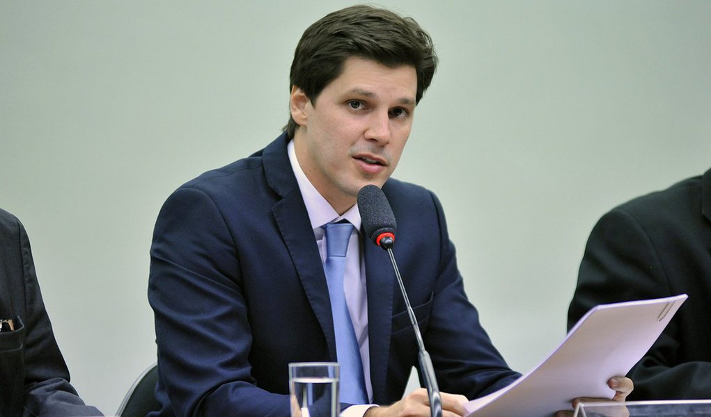 Deputado federal Daniel Vilela, pré-candidato a governador pelo PMDB em Goiás, recebeu R$ 2,45 milhões em emendas parlamentares às vésperas da segunda votação da denúncia da PGR contra Michel Temer (PMDB); Daniel é o integrante da bancada federal goiana que foi contemplado com a cota mais generosa entre todos os deputados goianos nesta segunda denúncia; na denúncia anterior aconteceu o mesmo toma-lá-dá-cá: o deputado goiano levou ao Palácio do Planalto dois prefeitos (Adib Elias, de Catalão; e Paulo do Vale, de Rio Verde) e teve R$ 1,7 milhão em emendas empenhadas