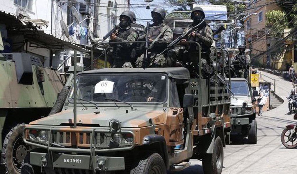 As forças federais e as polícias estaduais fazem nesta sexta-feira (27) uma operação conjunta para prender suspeitos no complexo do São Carlos e no morro da Mineira, no centro do Rio de Janeiro; entre os alvos da ação estão Marcelo Bernardino da Fonseca, conhecido como "Limão da 40", que é apontado pela polícia como chefe da quadrilha que controla o comércio de drogas no Morro de São Carlos, e Leonardo Miranda da Silva, o "Léo Empada", apontado como braço-direito de Limão da 40 e como líder da tentativa invasão da Rocinha, no dia 17 de setembro