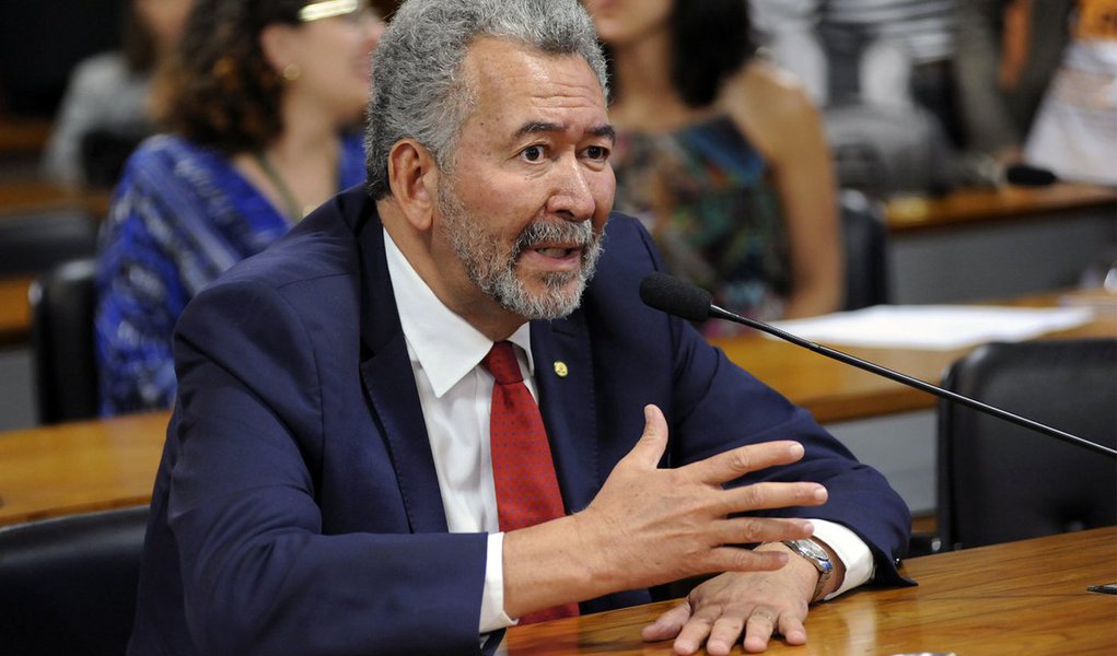 Uma emenda de R$ 2 milhões do deputado federal Paulão (PT) garantiu ao governo do Estado os recursos para a construção do acesso à Serra da Barriga, em União dos Palmares, cuja ordem de serviço será dada pelo governador Renan Filho (PMDB); para o parlamentar, a emenda é um sonho antigo das instituições que cultuam a história de Zumbi dos Palmares, não apenas no 20 de novembro, mas no dia a dia, valorizando os ideais de justiça e liberdade do herói negro