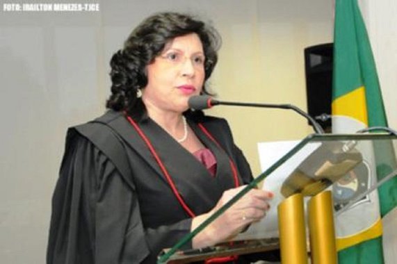 A desembargadora Maria Nailde Pinheiro Nogueira, atual vice-presidente e corregedora do Tribunal Regional Eleitoral do Ceará (TRE-CE), deverá assumir a presidência do Tribunal, em solenidade marcada para a próxima segunda-feira (5/6), às 16 horas. Ela substitui o desembargador Antônio Abelardo Benevides Moraes e deverá comandar o órgão nas eleições de 2018