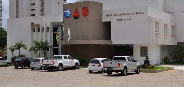 A Ordem dos Advogados do Brasil, secção Piauí, enviou nota à imprensa onde pede a suspensão do sigilo das gravações feitas entre os envolvidos nas últimas denúncias de corrupção que envolvem o presidente Michel Temer, senador Aécio Neves entre outras figuras da vida parlamentar e jurídica do país; na nota, o presidente da OAB/PI, Chico Lucas, diz ainda que, sendo confirmadas as denúncias, exige a renúncia do atual presidente e de todos os demais acuados do crime de obstrução da justiça e a convocação de novas eleições diretas para o país