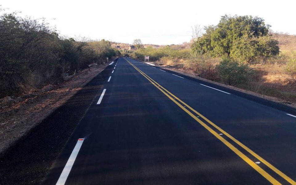 O governador Wellington Dias inaugura duas obras executadas pelo Departamento de Estradas de Rodagem (DER-PI) no interior do estado; uma delas, a pavimentação asfáltica em Concreto Betuminoso Usinado a Quente (CBUQ) na Avenida 9 de Abril e na Rua Projetada n° 1, ambas no município de Alagoinha do Piauí; com extensão de 1.420 metros, a obra custou R$ 923 milhões com fonte de recursos o Tesouro Estadual