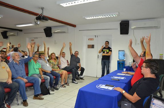 Os bancários do Ceará decidiram aderir à greve geral, marcada para a próxima sexta-feira (30), convocada pelas principais centrais sindicais, pelas Frentes Brasil Popular e Povo Sem Medo e movimentos sociais, contra os desmandos do governo de Michel Temer. Em assembleia geral, na noite de ontem (27), os bancários decidiram, por unanimidade, pela adesão da categoria ao protesto 