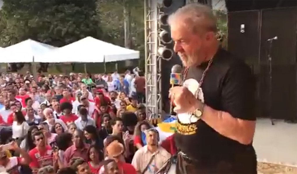 "Ele está com medo que eu receba o título pelo que ainda vamos fazer pelo Brasil", disse o ex-presidente Lula sobre a decisão do juiz federal Evandro Reimão dos Reis, que na manhã desta quinta-feira (17) concedeu liminar impedindo que ele receba o título Doutor Honoris Causa da Universidade Federal do Recôncavo da Bahia (UFRB), que seria entregue nesta sexta em Cruz das Almas; "O que importa é o reconhecimento. Sou um cidadão, torneiro mecânico, que fez mais universidades na história desse país", afirmou Lula