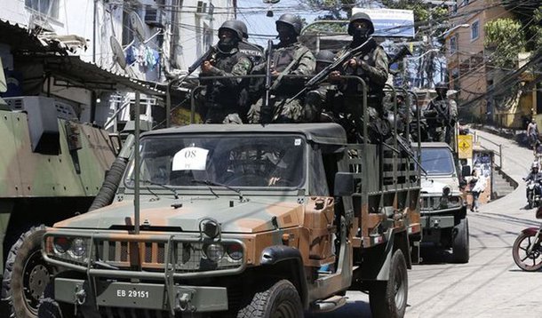As forças federais e as polícias estaduais fazem nesta sexta-feira (27) uma operação conjunta para prender suspeitos no complexo do São Carlos e no morro da Mineira, no centro do Rio de Janeiro; entre os alvos da ação estão Marcelo Bernardino da Fonseca, conhecido como "Limão da 40", que é apontado pela polícia como chefe da quadrilha que controla o comércio de drogas no Morro de São Carlos, e Leonardo Miranda da Silva, o "Léo Empada", apontado como braço-direito de Limão da 40 e como líder da tentativa invasão da Rocinha, no dia 17 de setembro