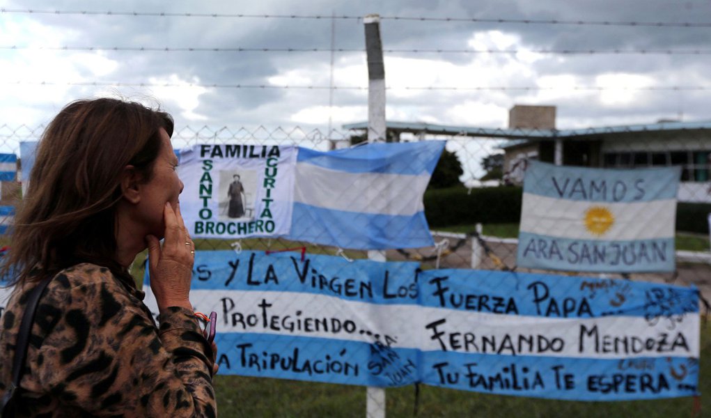Clima favorável no Atlântico Sul melhorou as perspectivas de encontrar um submarino argentino desaparecido há seis dias em meio a uma busca desesperada por ar e por mar para encontrar seus 44 tripulantes com vida; em meio à operação de contagem regressiva -porque se desconhece quanto tempo pode durar o oxigênio da embarcação caso esta não tenha conseguido renovar o ar-, a Marinha dos EUA enviou dispositivos de resgate e pessoal especializado; operação envolve uma dúzia de aviões e barcos de Argentina, Estados Unidos, Reino Unido, Brasil e Chile