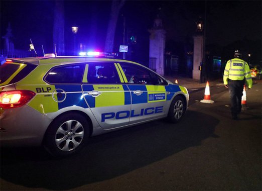 Um homem gritando “Allahu Akbar” (deus é grande) atacou com uma espada dois policiais do lado de fora do palácio de Buckingham na noite de sexta-feira, disse a polícia britânica