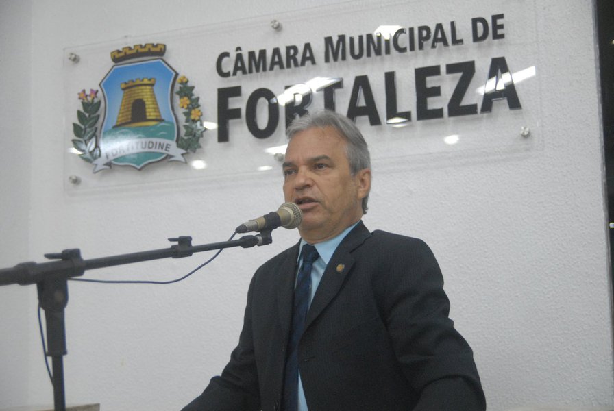O vereador Dr. Eron (PP) defendeu, em pronunciamento na Câmara Municipal nesta quinta (9), a legalização dos jogos de azar e disse que a a instalação de cassinos em Fortaleza traria emprego e renda a população, além de grande quantidade de turistas. "Las Vegas é uma cidade no meio do deserto dos Estados Unidos e á cidade com maior crescimento econômico, com mais emprego e renda. Quantos empregos teríamos com cassinos instalados aqui e quanto mais turistas conseguiríamos trazer para nossa cidade?", exemplificou