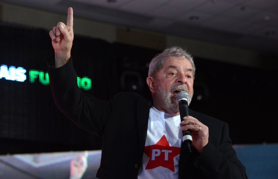 Em entrevista à rádio Metrópole, em Salvador, nesta quinta-feira, o ex-presidente Lula reiterou que não teme ser preso, pelo fato de não haver prova contra ele em nenhuma das acusações que ele sofre no âmbito da Lava Jato; "Eu tenho consciência de que não vou ser preso. Eu não cometi crime, eu quero que os acusadores provem", afirmou Lula; ele voltou a criticar os vazamentos dos depoimentos colhidos pela força tarefa da operação. "Nós estamos vivendo uma situação que o vazamento das denúncias acontece de dentro da sala do juiz. Os advogados são os últimos a saber"; Lula diz ainda que Marcelo Odebrecht foi "coagido a delatar"