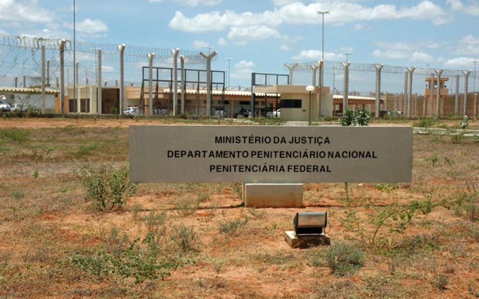 O juiz da Vara de Execuções Penais (VEP) do Rio, Rafael Estrela, pediu à presidência do STJ para manter no presídio federal de Mossoró (RN) o miliciano Toni Angelo Souza Aguiar, que está fora do Rio desde 2013; o condenado continua, mesmo preso e à distância, no comando da milícia conhecida como Liga da Justiça, que atua na zona oeste do Rio, segundo o magistrado