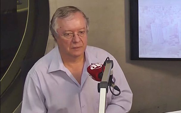 Um dia depois de ter comemorado seus 21 anos na rádio, Paulo Pontes anunciou ter sido demitido; segundo ele, o desligamento da bancada do Jornal da Manhã, onde ficou por 16 anos, foi motivado porque ele não admitiu "o radicalismo que se impôs na linha editorial" do veículo; "Para mim, desde sempre, Lula, Aécio, Temer, Alckmin e milhares de outros se equivalem. Mas a lei [na rádio] era só criticar o PT e abafar o resto...", desabafou no Facebook