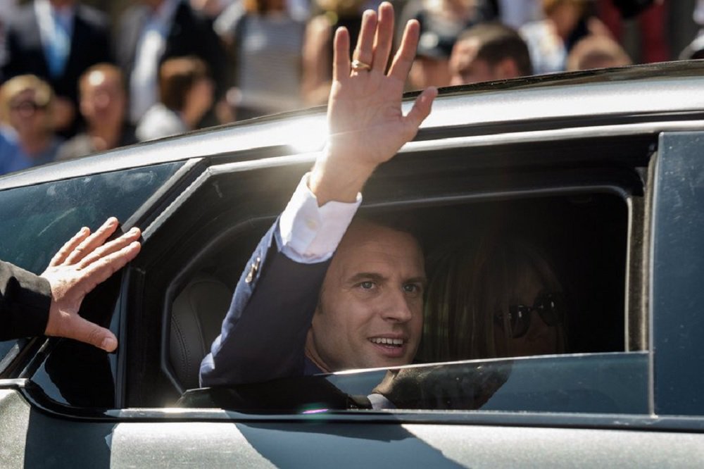 Após 75,7% dos votos apurados, os candidatos do partido do presidente da França, Emmanuel Macron, lideram a preferência dos franceses na eleição parlamentar realizada neste domingo no país, com 26,9%; Atrás da República em Marcha, aparecem os Republicanos, com 15,8%, e a Frente Nacional, de Marine Le Pen, com 14%; a França Insubmissa tem 10,06%, enquanto o Partido Socialista tem 7,5%