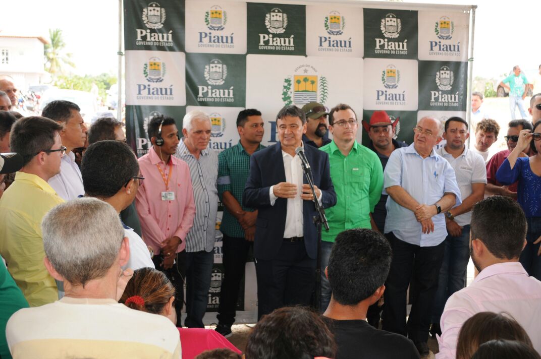 O governador Wellington Dias reinaugurou o Hospital Estadual Dr. Mariano Lucas de Sousa, em Buriti dos Lopes; o hospital foi totalmente reformado e recebeu novos equipamentos, com investimentos de cerca de R$ 1,3 milhão, fruto de recursos federais; com a ampla reforma na estrutura física, o Hospital terá capacidade de atendimento ampliada, com serviços de urgência e emergência, adultos e pediátricos; ao todo, 20 leitos serão destinados à observação na urgência e 10 leitos destinados à internação clínica