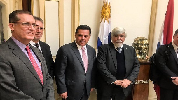 O governador Marconi Perillo comandou extensa agenda de trabalho no primeiro dia da Missão Comercial do Governo de Goiás no Cone Sul, começando pelo Uruguai; último compromisso desta sexta-feira em Montevidéu, Marconi e o deputado estadual Jean Carlo, que integra a comitiva pela Assembleia Legislativa, se reuniram com líderes do Uruguai XXI e Instituto Nacional de Logística (Inalog); Marconi também participou de reuniões nos ministérios do Turismo, Educação, Relações Exteriores