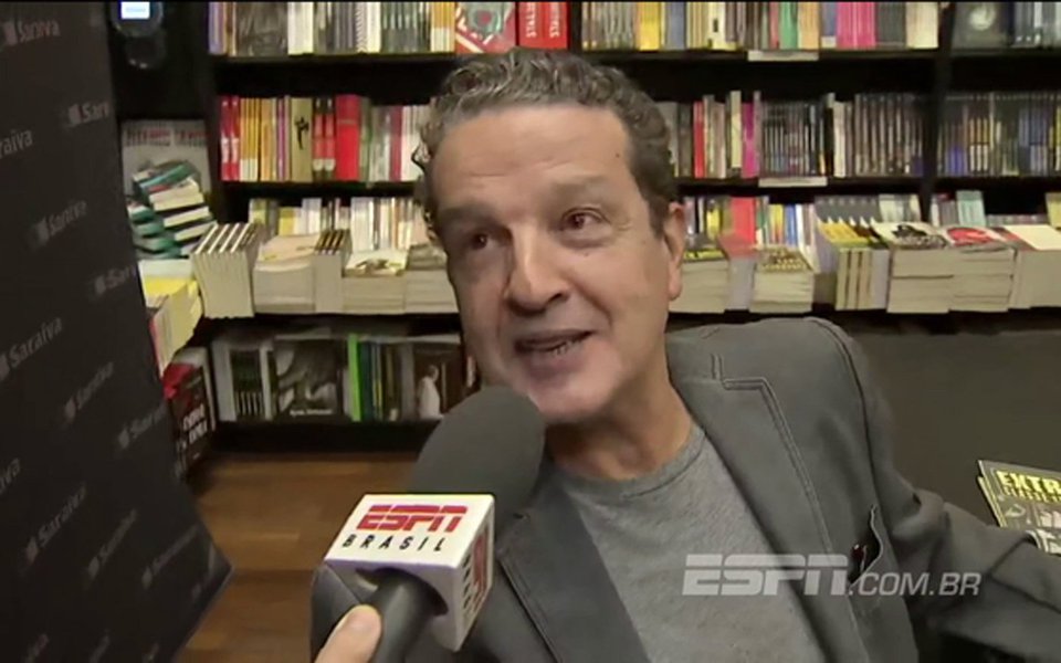 Jornalista lançou nesta terça-feira 3, em São Paulo, livro de memórias sobre imprensa, futebol e política; para ele, a imprensa foi "absolutamente seletiva e parcial" na cobertura recente da política brasileira; ao comentar a fala do general Mourão, sobre intervenção militar, Juca diz: "Não afasto mais nada, porque cansei de ouvir gente dizer 'não vai ter golpe'"; "O Brasil que eu sonhava aos 17 anos não tem nada a ver com esse de hoje. O futebol também não", diz; confira entrevista concedida a Glauco Faria, da Rede Brasil Atual