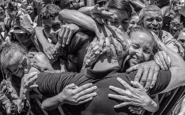 Professor da Escola de Sociologia e Política, Aldo Fonazieri diz que as elites brasileiras querem o controle absoluto do Estado e do orçamento para atender os seus interesses; "As elites predatórias e saqueadoras da república não querem que o povo tenha, a qualquer tempo, esse recurso extraordinário de poder capaz de mobilizar energia para mudar o sentido da história do Brasil. Querem que o povo se mantenha na sua própria solidão, abandonado, enregelado e impotente", diz 