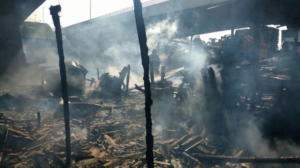 Pelo menos 15 barracos foram atingidos por incêndio em comunidade no bairro do Jaguaré (zona oeste de São Paulo); cerca de 35 bombeiros trabalharam no combate às chamas, com 12 viaturas, e conseguiram controlar o fogo, por volta das 9h deste domingo (08)