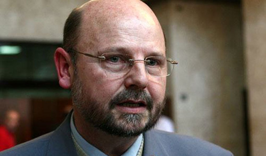 Quem diz é o deputado federal Elvino Bohn Gass (PT-RS); “O governo mente ao dizer que o agricultor familiar está fora da reforma da Previdência. De forma sorrateira, Temer está colocando em outros artigos a obrigação de contribuição mensal dos agricultores e de todos os membros da família. Na prática, isso acaba com a condição de segurado especial da Previdência, um direito dos agricultores familiares”