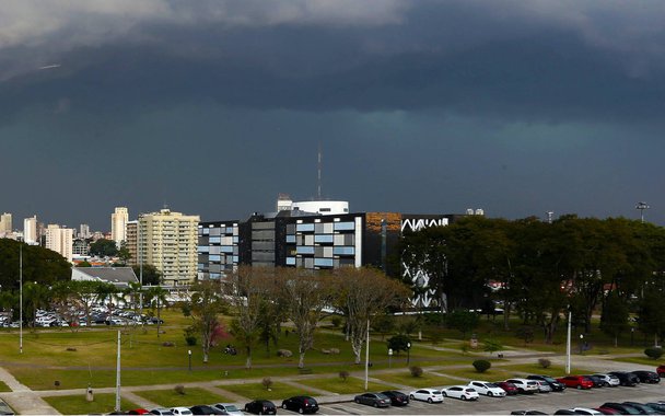 Boletim divulgado nesta segunda-feira (2) pela Defesa Civil do Paraná apontou que entre a noite de domingo (1º) e manhã desta segunda-feira (2) afetou 488 pessoas em nove cidades; a cidade mais atingida foi Pato Branco, na região sudoeste, onde 400 pessoas foram prejudicadas e 80 casas foram danificadas