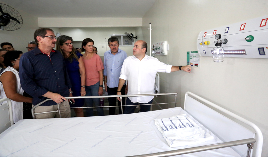 O Frotinha de Antônio Bezerra ganhou, nesta quarta-feira (6), 16 novos leitos e a requalificação de espaços da unidade hospitalar. Durante a inauguração, o prefeito Roberto Cláudio (PDT) anunciou que, ao longo de 2018, um novo cronograma de melhorias para a saúde está por vir. “Devemos ter, até o fim do próximo ano, 400 novos leitos hospitalares na rede municipal, tendo maior capacidade de fazer cirurgias e internações clínica de pacientes”