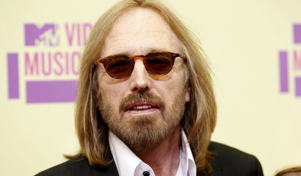 Músico sofreu um ataque cardíaco neste domingo 1º e foi internado na UTI sem atividade cerebral; segundo o site TMZ, uma decisão foi tomada nesta segunda-feira 2 para desligar os aparelhos que o mantinham vivo; ele foi encontrado sem respirar em sua casa em Malibu, nos EUA; um dos roqueiros mais bem sucedidos da história, Petty, autor de vários sucessos, vendeu ao longo de sua carreira mais de 80 milhões de álbuns; 