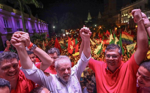 "Quero agradecer a lealdade, carinho e dedicação do companheiro Flávio Dino", afirmou Lula ao iniciar seu discurso; o governador do Maranhão foi um dos principais críticos do processo de impeachment que vitimou a presidente deposta pelo golpe, Dilma Rousseff; Lula também destacou as mudanças vividas pelo povo nordestino com o PT no governo; "O que eu tenho orgulho? Hoje o Nordeste tem 1 milhão e 600 mil jovens na universidade. São 20% dos universitários no país. Pela primeira vez, mais do que a região Sul. O mesmo Nordeste que era conhecido pelo analfabetismo e pela evasão escolar"