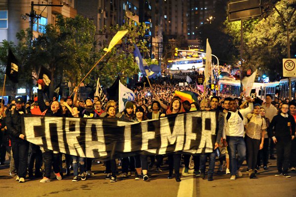 A saída política para a crise que vive o Brasil é, sim, por eleições diretas. Devolver ao povo a decisão soberana sobre o futuro novo governante