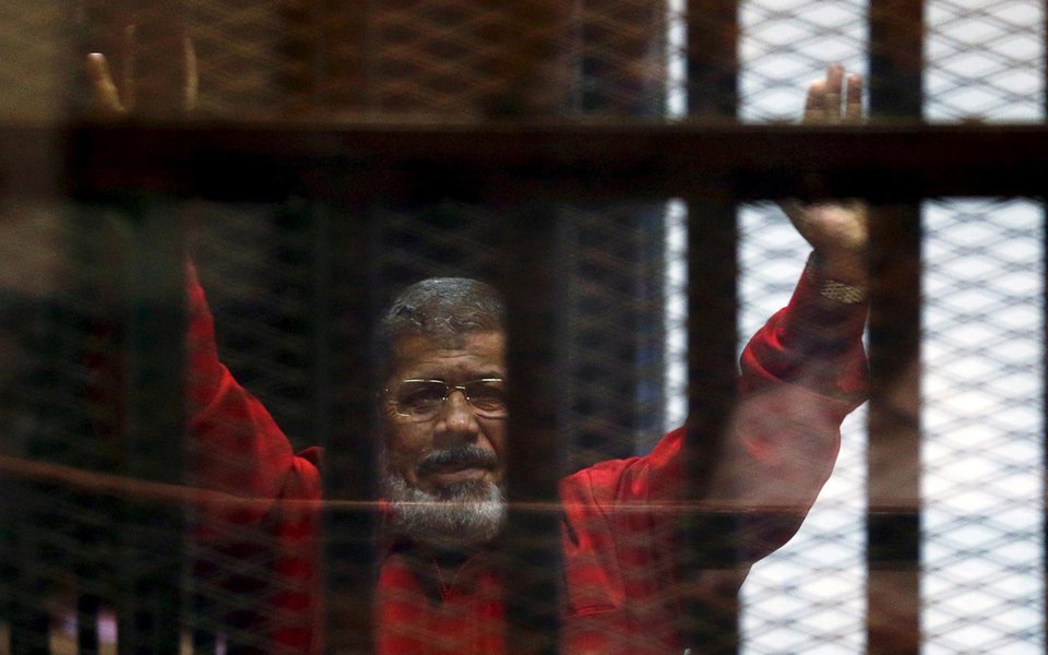 O Tribunal de Cassação do Egito confirmou neste sábado, 16, de forma definitiva, a pena de prisão perpétua para o ex-presidente do país Mohamed Mursi; ele e outros membros do seu partido, a Irmandade Muçulmana, foram acusados de transmitir informações sigilosas militares para o Catar, a fim de enfraquecer o Estado egípcio