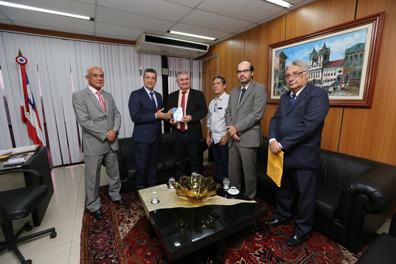 O presidente do Tribunal de Contas do Estado (TCE), conselheiro Inaldo da Paixão, entregou ontem (19) ao presidente da Assembleia Legislativa da Bahia, deputado Ângelo Coronel (PSD), o relatório com parecer-prévio de aprovação técnica referente às contas do governo do Estado do exercício 2016; Coronel ressaltou o "ineditismo" da entrega, e elogiou o fato de o parecer ter sido apresentado à Assembleia em mídia digital; "O Tribunal inova ao apresentar à Assembleia o parecer em DVD, não mais naquele calhamaço de folhas. Isso vai permitir maior celeridade na apreciação do parecer, que foi aprovado com recomendações"