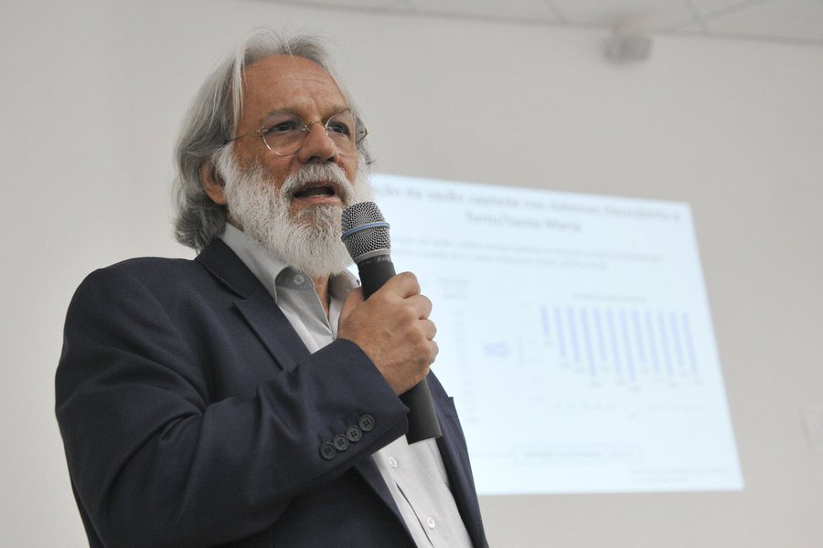 A Agência Reguladora de Águas, Energia e Saneamento Básico do Distrito Federal (Adasa) divulgou as novas metas mensais da curva de acompanhamento para o Reservatório do Descoberto; os níveis mínimos de volume são para o período de dezembro de 2017 a maio de 2018; dentre as metas estabelecidas, estão 11% para dezembro, e 15% para janeiro de 2018; apesar desse cenário, a capacidade do DF no enfrentamento da crise hídrica é muito maior, na avaliação do diretor-presidente da Adasa, Paulo Salles; “Temos o Sistema Produtor do Bananal e do Lago Paranoá. Estamos com uma oferta maior do que a que tínhamos no ano passado”, destacou