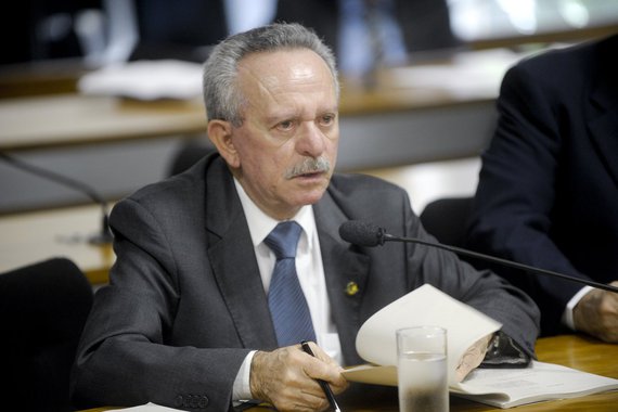 Pesquisas realizadas nos últimos dias em Alagoas mostram sérias dificuldades para o senador Benedito de Lira (PP-AL) conseguir ser reeleito; além de estar sendo superado pelo senador Renan Calheiros (PMDB-AL) e pelo ex-governador Teotonio Vilela (PSDB), tem sido surpreendido pela pontuação do quarto colocado , o ex-deputado federal João Caldas (PSB); “já não bastavam as dificuldades, agora me arrumaram mais esse João Caldas”, desabafou de Lira no plenário do Senado