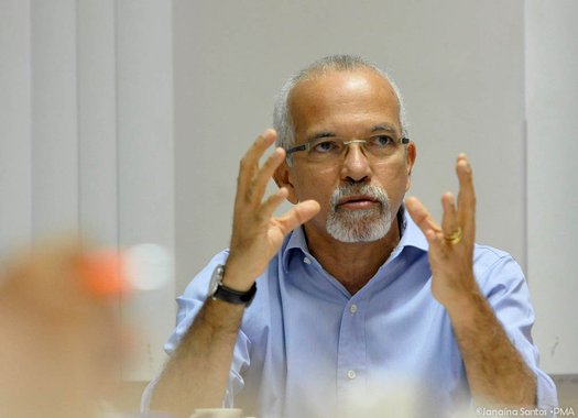 Prefeitura de Aracaju pagará os salários de todos os servidores (ativos e inativos) nesta sexta-feira (31); anúncio foi feito pelo prefeito Edvaldo Nogueira através das redes sociais; apesar das dificuldades encontradas na administração, em decorrência das dívidas que superam os R$ 830 milhões – R$ 530 milhões de débitos de curto prazo e R$ 300 milhões de débitos de médio e longo prazo – deixados pela gestão passada, o governo de Edvaldo consegue, pelo terceiro mês seguido, honrar o pagamento dos salários em dia, dentro do mês trabalhado