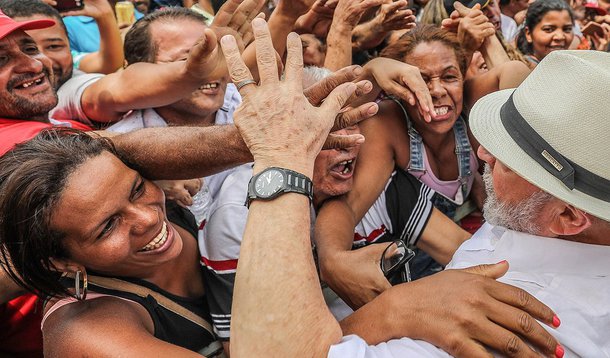 Jornalista Kiko Nogueira, do Diário do Centro do Mundo, ressalta que "após quatro anos de Lava Jato e pancadaria diária em Lula, a Globo inventou um novo monstro que, aos poucos, vai sendo adotado pelo resto da mídia: o LulaNaro ou BolsoLula". "Trata-se da desgraça, da tragédia, da calamidade de uma disputa presidencial entre Lula e Bolsonaro", explica;"Vamos ver até quando se sustenta a estratégia de espalhar o pânico do BolsoLula pelas ruas, subestimando a inteligência alheia, especialidade da casa. Se não vingar, o jeito é apelar para o velho remédio do golpe", observa