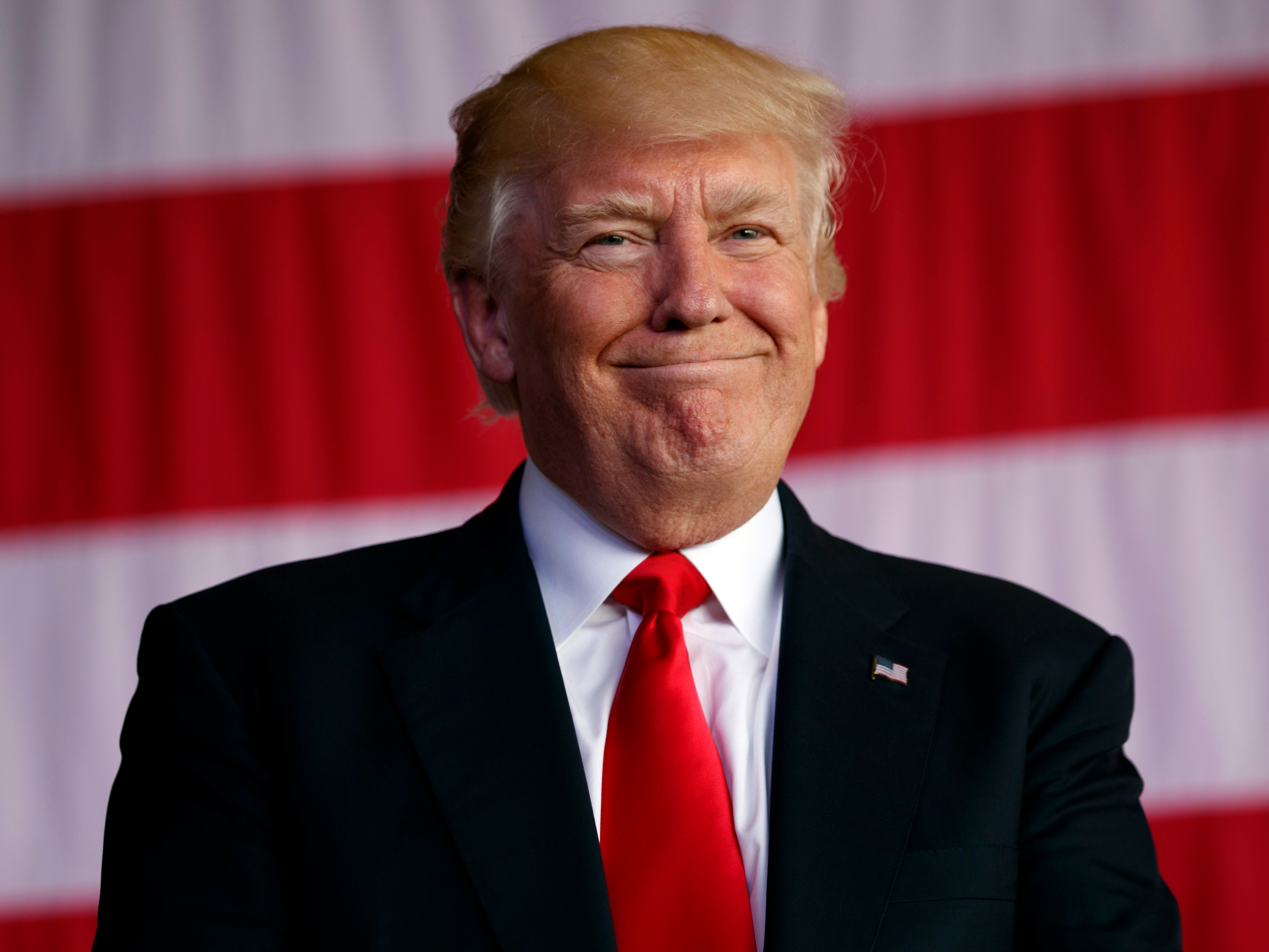 Governadores e prefeitos de diversos Estados e cidades dos Estados Unidos não hesitaram em assumir a liderança da luta contra as mudanças climáticas no país depois que o presidente Donald Trump anunciou que os EUA irão sair do acordo do clima de Paris; autoridades disseram que podem mostrar à comunidade internacional que a nação continua comprometida a cortar as emissões de gases que os cientistas culpam pelo aquecimento global; Trump comunicou sua decisão de desligar os EUA do pacto de Paris argumentando que sua exigência de cortar emissões de dióxido de carbono dos EUA ameaça milhões de empregos e a produtividade