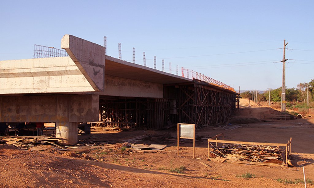 O governo do Tocantins, após resultado de auditorias com pareceres técnicos favoráveis do MPE e do TCE, autorizou o Consórcio EHL/Rudra a reiniciar os serviços da Avenida NS-15, ligando as regiões norte-sul, em Palmas; uma das condições impostas pela Justiça Federal para a retomada da obra é que todo o valor pago pelos serviços deve ser depositado em juízo, para garantir a segurança jurídica do contrato; de acordo com o executivo, a obra, que ligará as avenidas NS-15 e LO-13 às TOs 050, 010 e 080, estava parada desde outubro do ano passado; o valor do contrato é de R$ 129 milhões
 