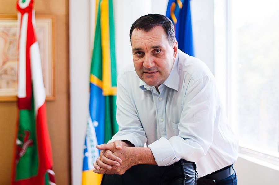 Companheiras e companheiros. Estudantes, funcionários, professores, amigos da Universidade Federal de Santa Catarina. Não temos outra opção que a luta. Lutemos, pois, que são assim os dias que nos deram a viver 