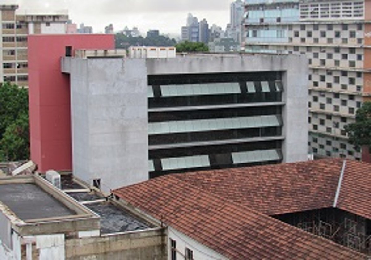 Jornalista Marcelo Auler diz que nos interrogatórios feitos na quarta-feira (06/12), do reitor, vice-reitora, ex-vices-reitoras e servidores da UFMG, a Polícia Federal buscou relacionar o projeto do Memorial da Anistia Política com o Memorial da Democracia que o Instituto Lula um dia pensou em fazer e acabou transformado em memorial virtual; o Memorial da Democracia que o Instituto Lula pretendeu um dia fazer foi bastante explorado na demonização do petismo; o prefeito Gilberto Kassab doou um terreno no centro de São Paulo para sediá-lo, mas o Ministério Público ingressou com ação contra a doação
