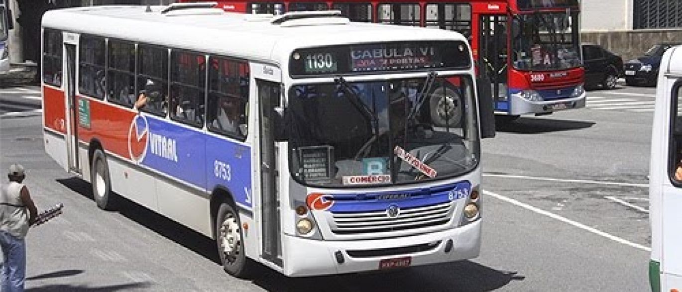 Uso indevido de cartões de gratuidade nos ônibus coletivos de Salvador e os prejuízos aos cofres públicos fizeram com que o sistema de transporte adotasse uma nova ferramenta antifraude e as pessoas que têm direito ao cartão – meia passagem para estudantes e gratuidade para idosos – podem ter o benefício suspenso por até 180 dias, caso o utilizem de forma irregular; ao todo, 2,4 mil coletivos da capital baiana já contam com o novo equipamento, que realiza biometria facial dos passageiros, por meio de microcâmeras